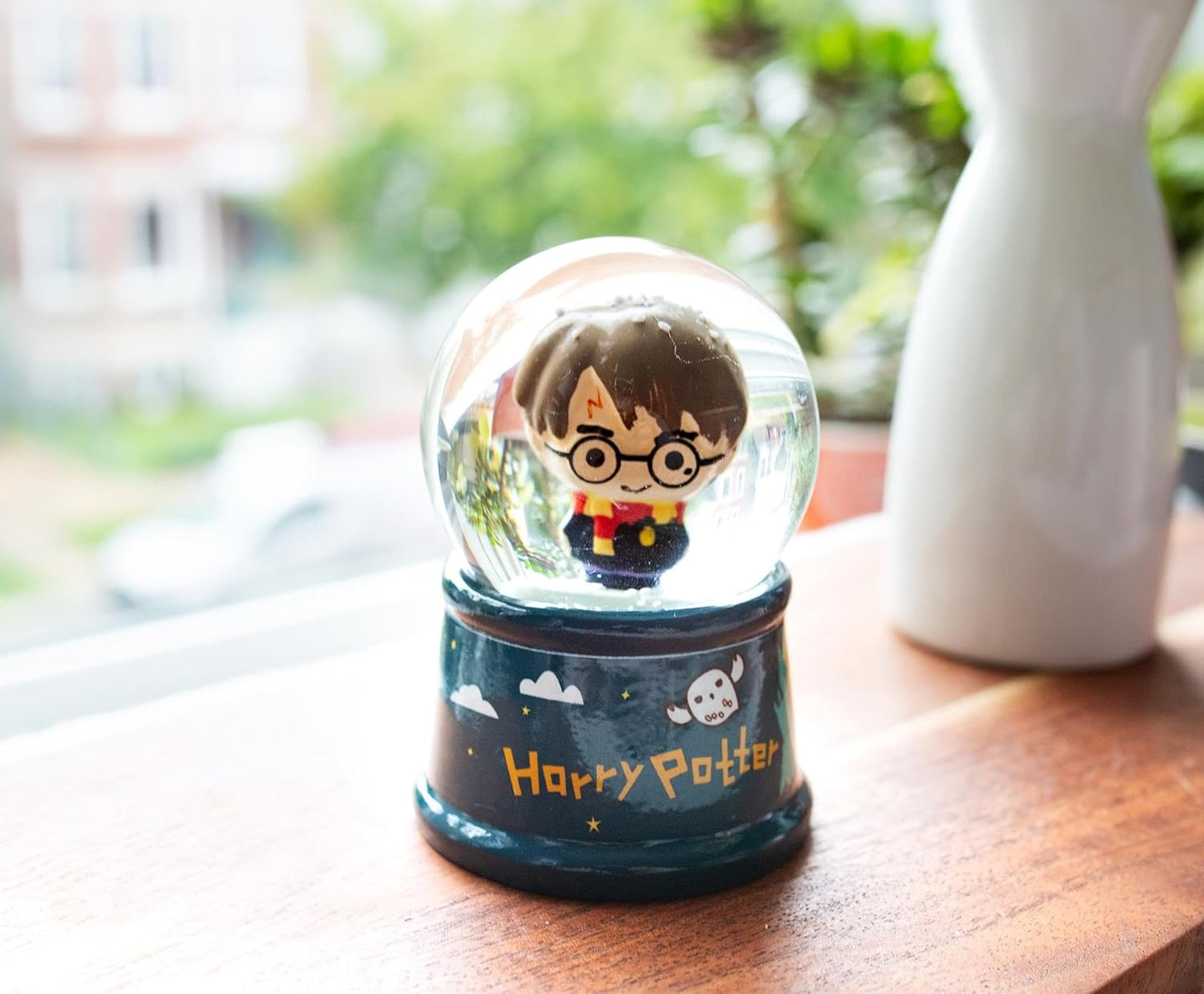 Silver Buffalo Harry Potter Chibi Castle Light Up Snow Globe, 55 mm