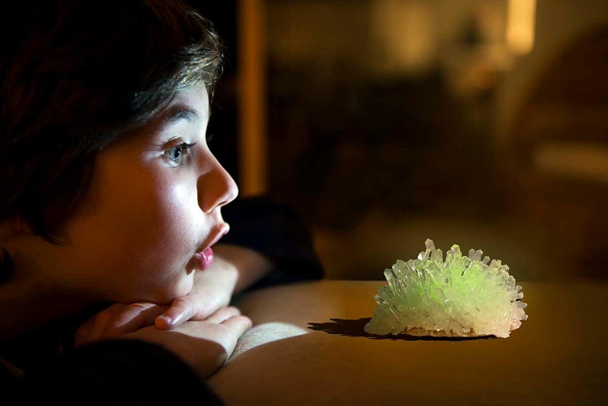 4M Glow Crystal Growing Kit - Grow a DIY Crystal Experiment Specimen, A Great Educational STEM Toys Crystal Making Gift for Kids & Teens, Boys & Girls