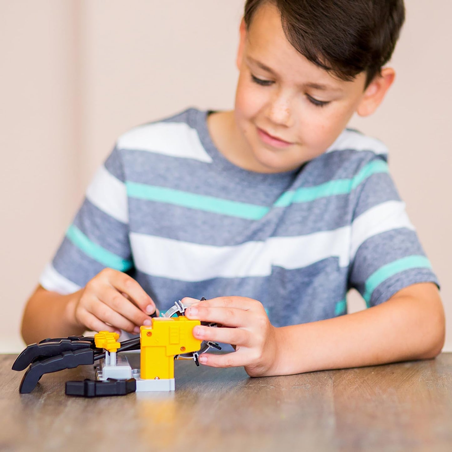 4M: KidzRobotix - Motorized Robot Hand - DIY Building Science Kit, Programmable Drum, Lever-Based Fingers, Precision Gear System, STEM Toy, Kids 8+