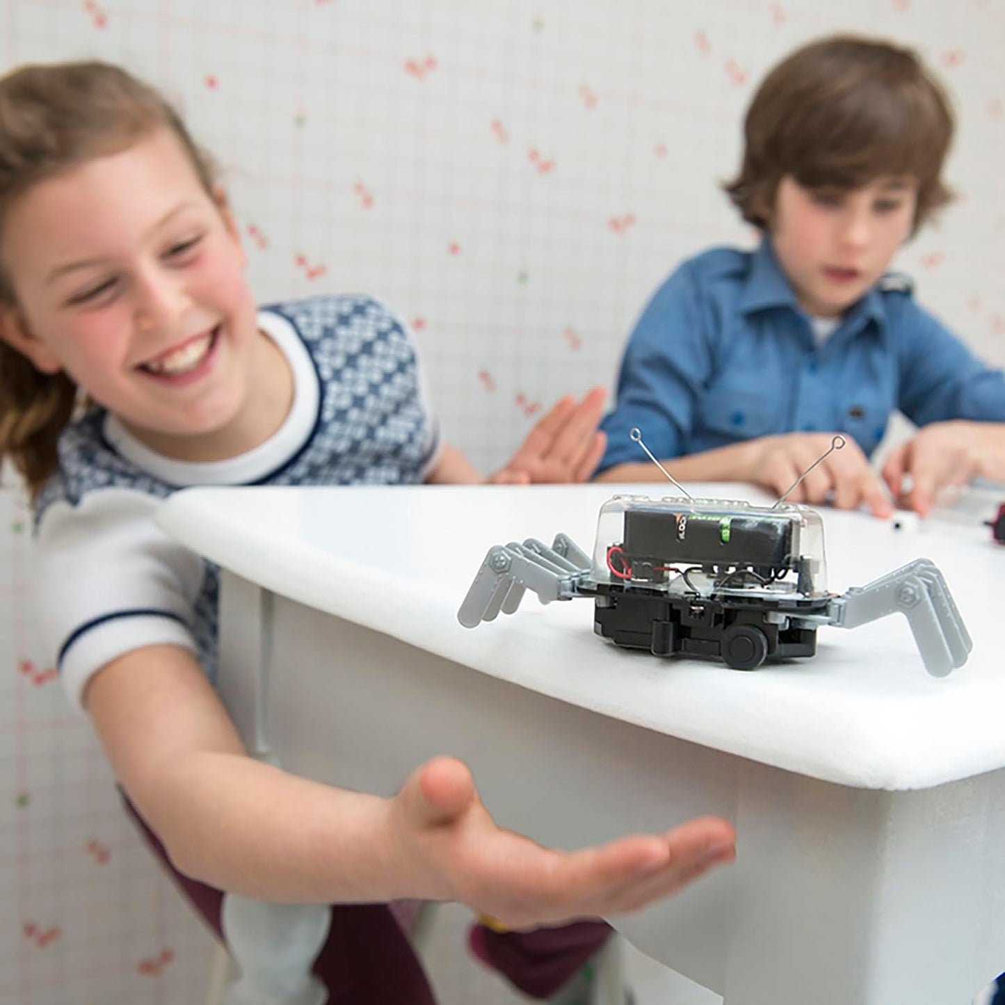 4M 5576 Table Top Robot - DIY Robotics Stem Toys, Engineering Edge Detector Gift for Kids & Teens, Boys & Girls (Packaging May Vary)