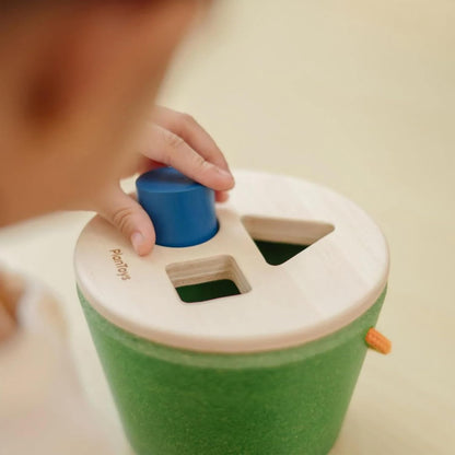 PlanToys® Geo Sorting Bucket | Wooden Shape Matching Toy for Toddlers 12M+ | Montessori Educational Sorting Toy with 3D Blocks | Develops Shape Recognition, Problem-Solving & Fine Motor Skills