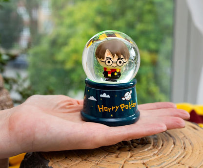 Silver Buffalo Harry Potter Chibi Castle Light Up Snow Globe, 55 mm