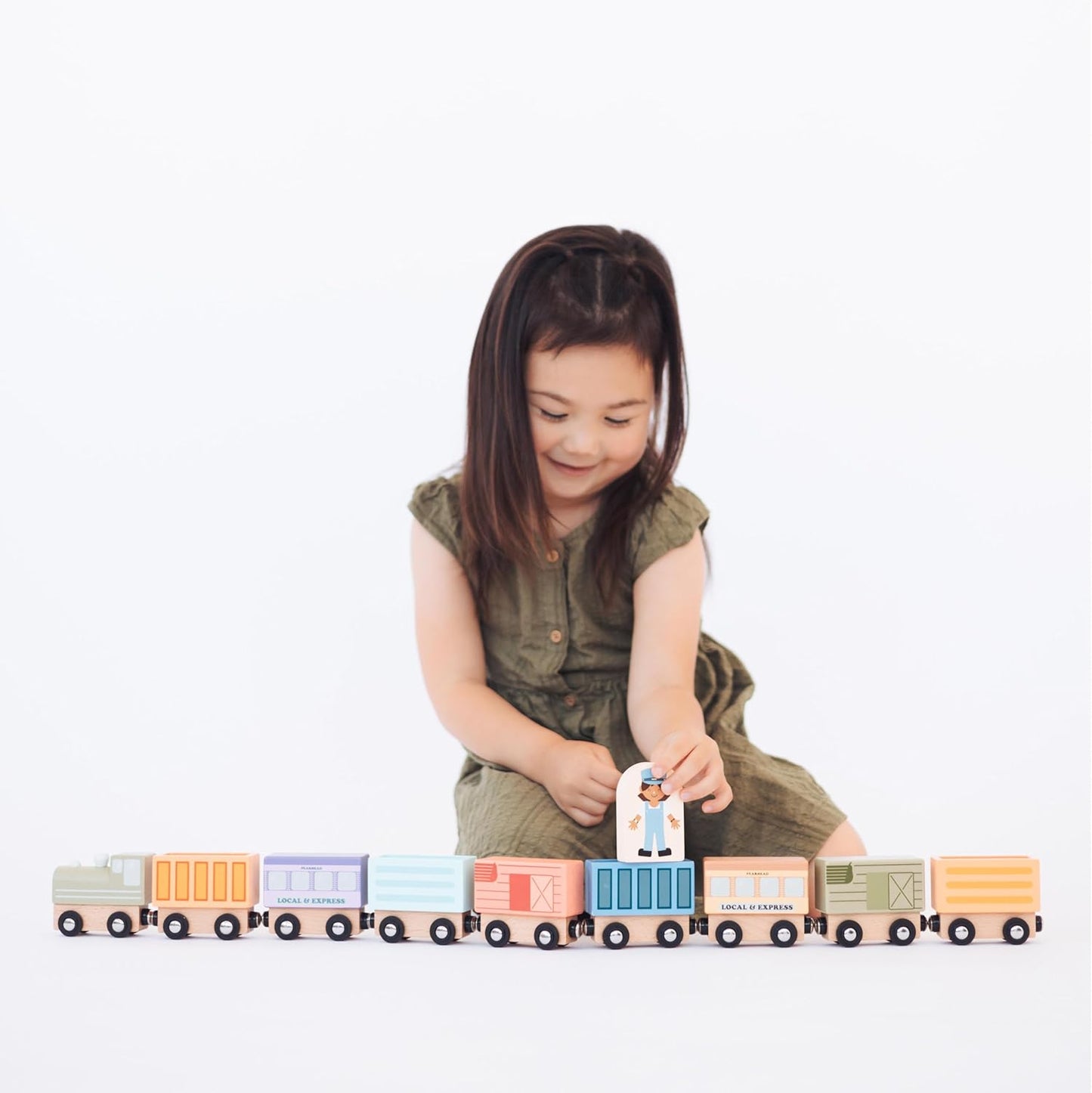 Pearhead Wooden Train Set for Toddlers – 10-Piece Magnetic Train Cars, FSC-Certified Wood, Montessori STEM Toy, Develops Fine Motor Skills, Compatible with Major Brands, Boys and Girls, Ages 2 3 4