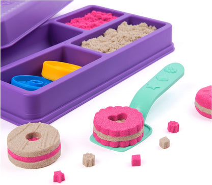 Kinetic Sand Cookie Box - with 227 g Magic Sand in 2 Colours, 3 Accessories for Creative Indoor Sand Game, for Children from 3 Years