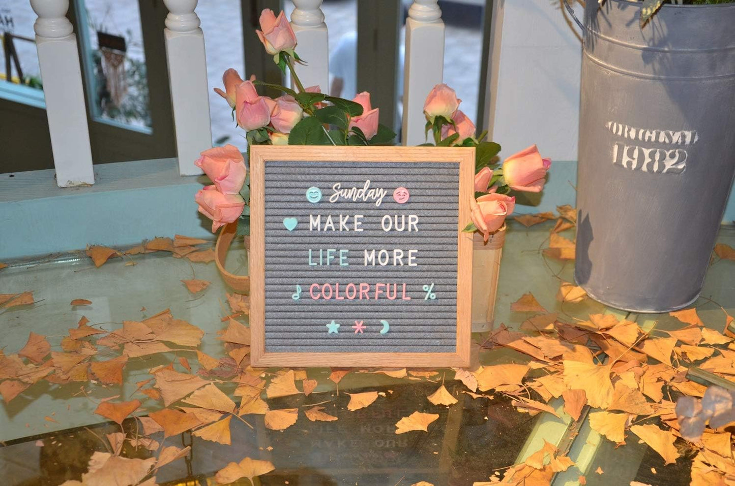 Felt Letter Board Message Board 10x10inch with Stand,Pre-cut&Sorted 805pcs White,Blue&Pink Changeable Letters+Weeks &Months Cursive Words,Word board Sign board with Sorting Tray&Gift Box(Gray)