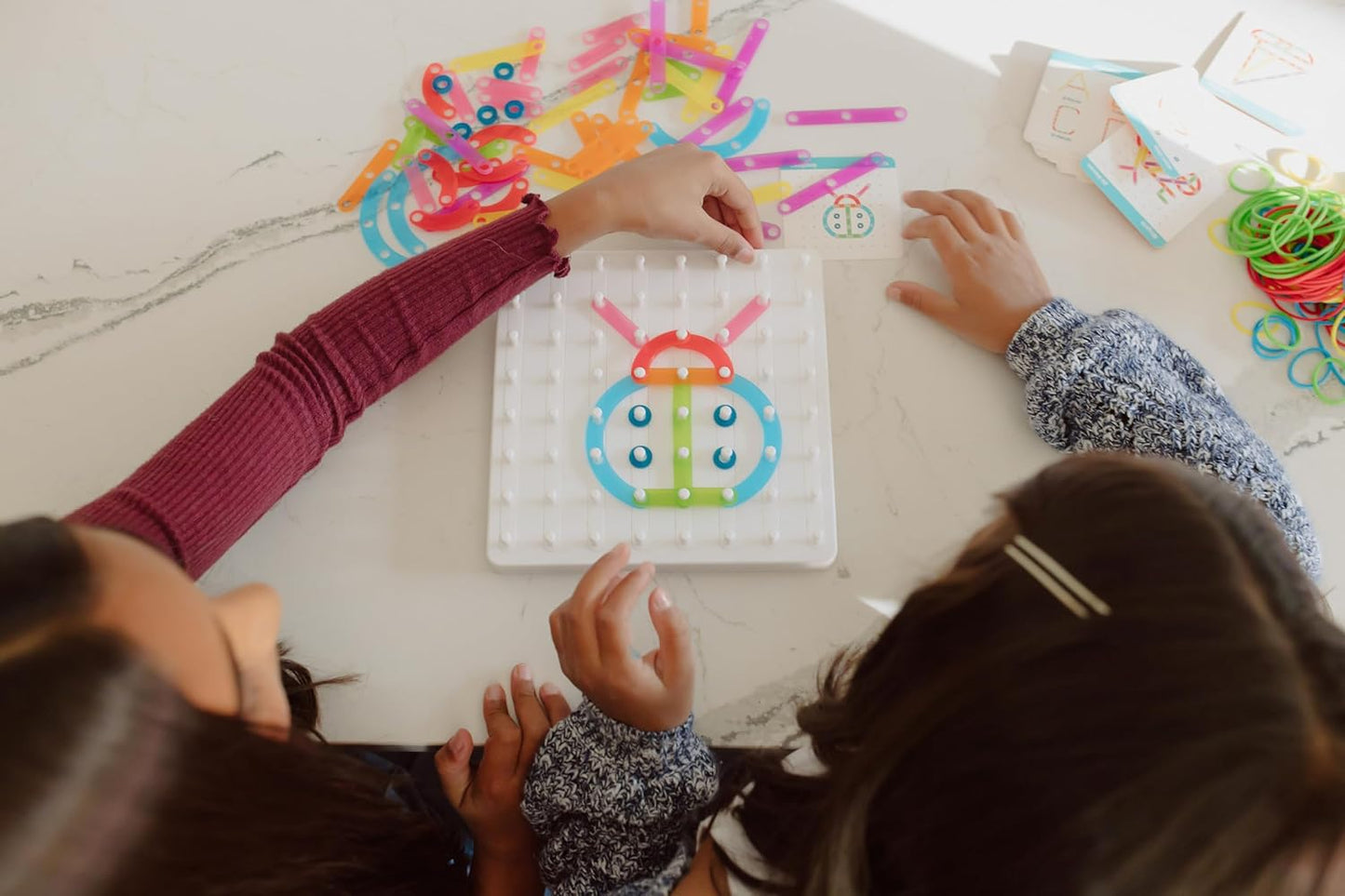 Chuckle & Roar Pegboard Creations Geoboard Set – 2-in-1 Peg Pieces & Rubber Band Art Board, Includes 25 Double-Sided Challenge Cards (50+ Designs), Creative STEM Activity for Kids Ages 5+