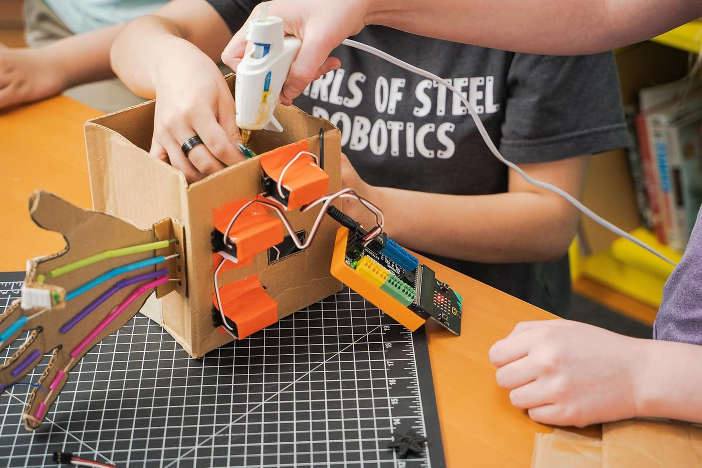 Hummingbird Bit Premium Kit - Educational Programmable Robot & Robotic Kit for Students, Teachers & Schools, Flexible Robotics Kits for Creative STEM Learning