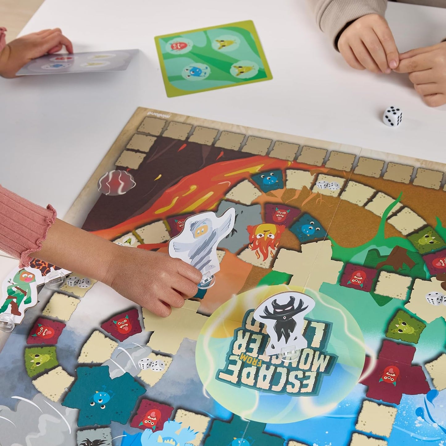 Miniland Board Game for Kids +5, Develops Fine Motor Skills, Come with Wooden Bugs, Tweezers and Game Boards, Children Memory and Pincer Grasp | Catch The Bug
