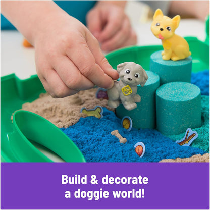 Kinetic Sand, Puppies Playground, 680 g Sand, 3 Multi-Purpose Dog Accessories, 2 Sand Tools, Comfortable Carrying Case, Toys for Children and Girls, 3+ Years Old