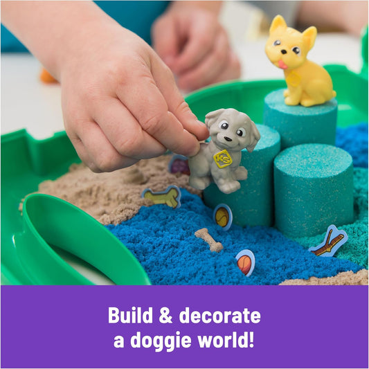 Kinetic Sand, Puppies Playground, 680 g Sand, 3 Multi-Purpose Dog Accessories, 2 Sand Tools, Comfortable Carrying Case, Toys for Children and Girls, 3+ Years Old