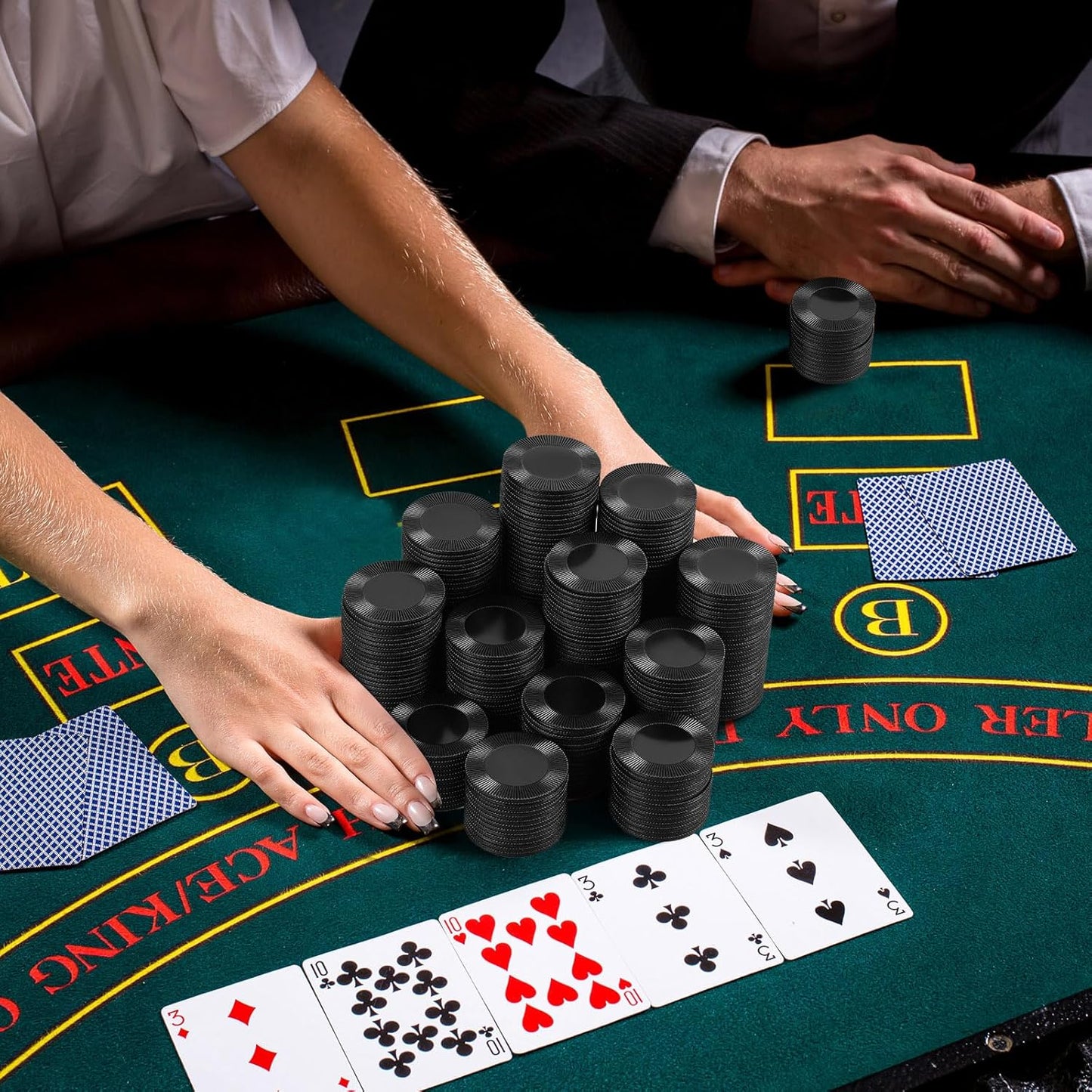 Leitee 500 Pcs Black Plastic Poker Chips Bulk 1.5 Inch Mini Bingo Chips Tokens Markers Blank Casino Counting Discs Learning Math Counters for Adults Interlocking Game Counting Reward Card