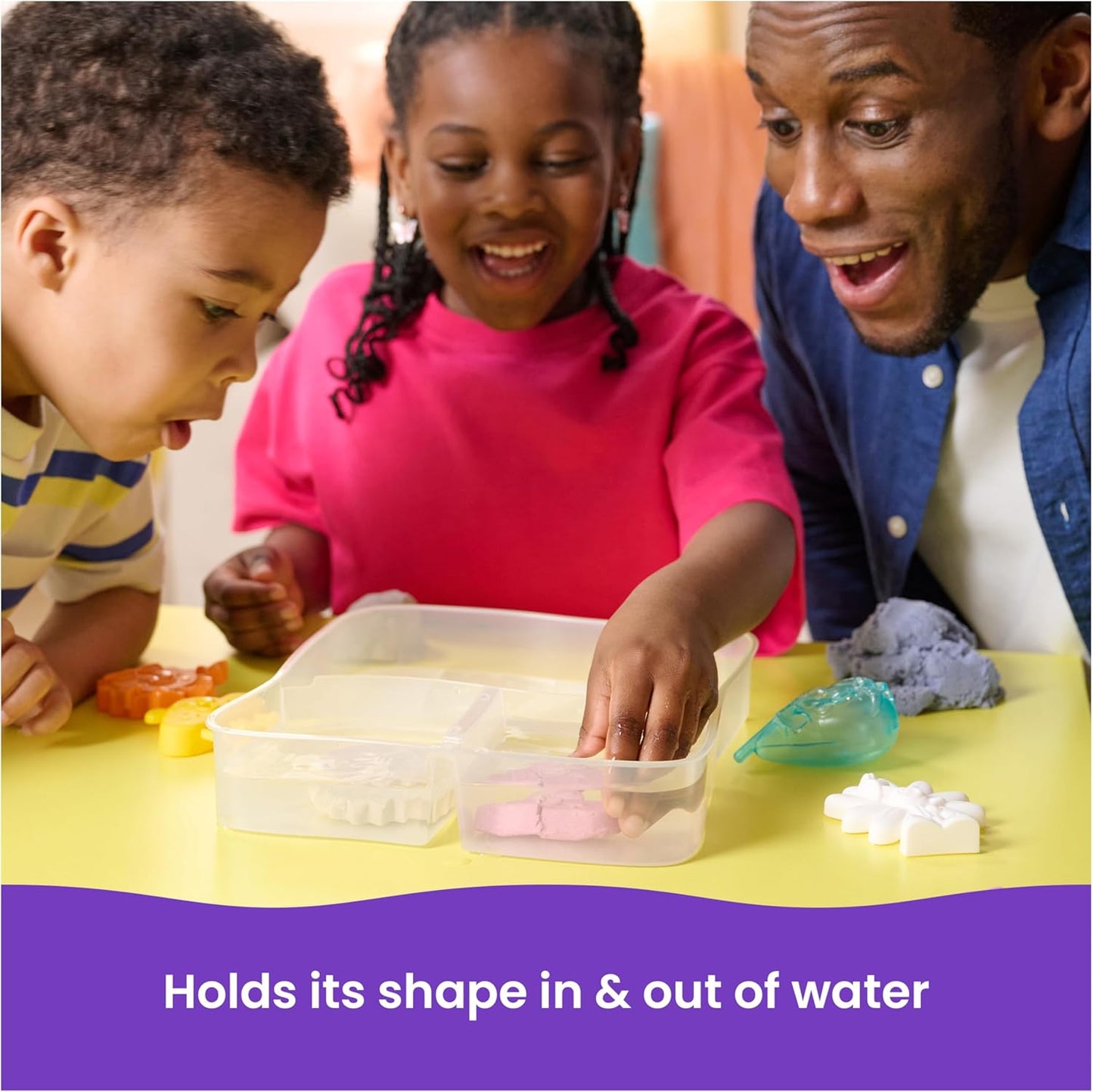 Kinetic Sand, Splash Starter Case with 6oz Color-Change Play Sand, 3 Tools & Molds, Reusable Storage, Sensory Toys, Holiday Gifts & Stocking Stuffers for Kids Ages 3 and up
