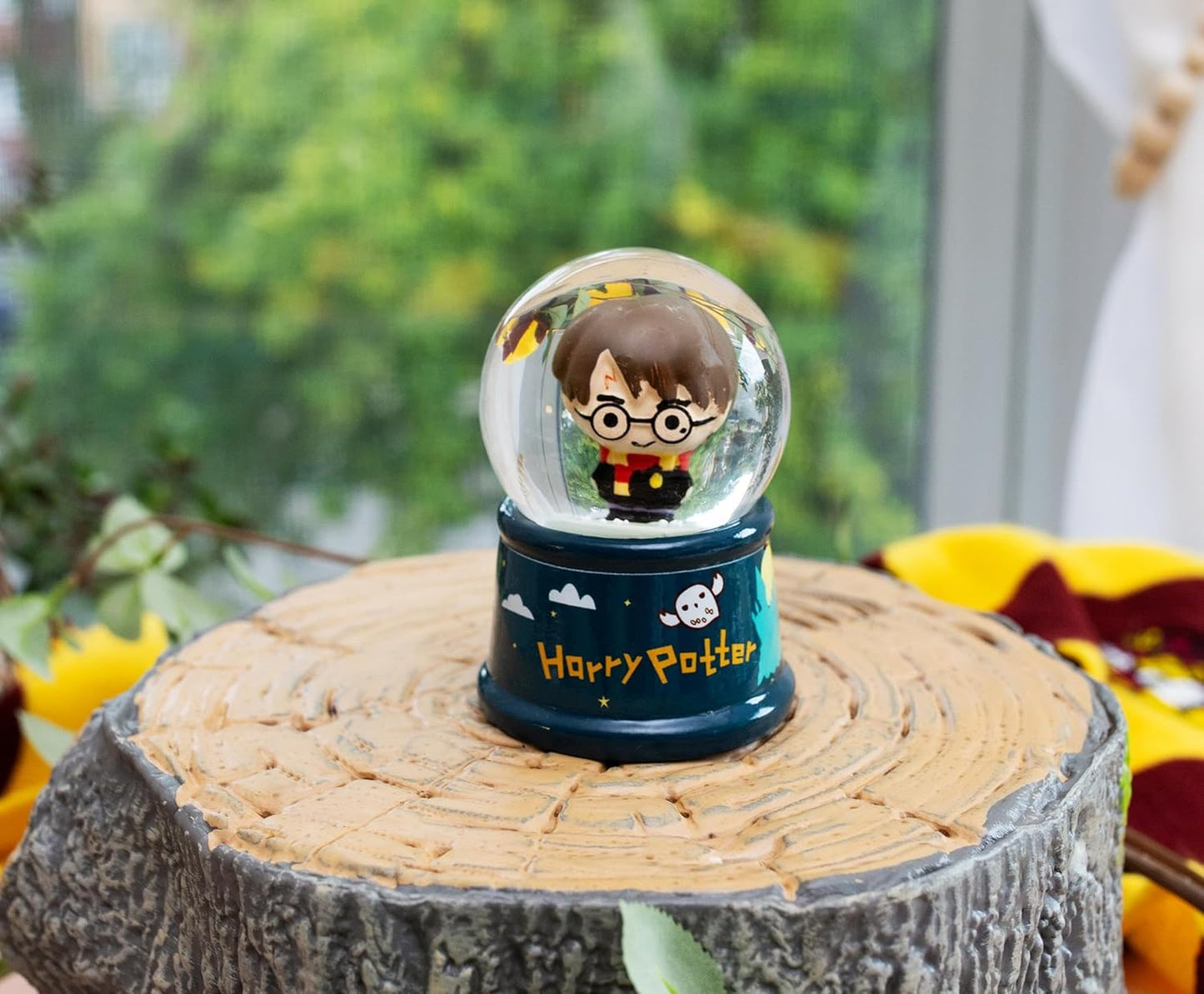 Silver Buffalo Harry Potter Chibi Castle Light Up Snow Globe, 55 mm