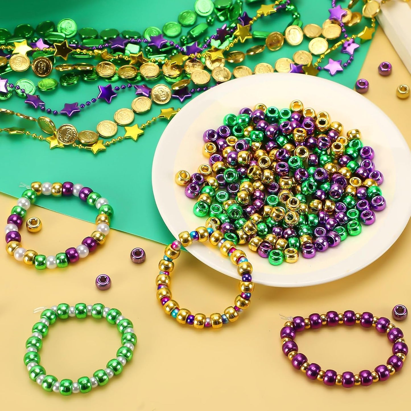 UPINS 1200Pcs Christmas Pony Beads Friendship Plastic Small Hair Beads Red Green White Pony Beads for Necklace Supplies (Christmas)